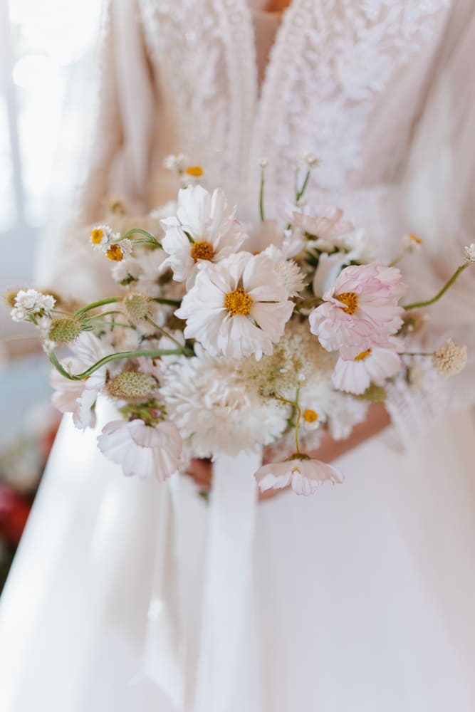 nevěsta s bílou romantickou svatební kyticí