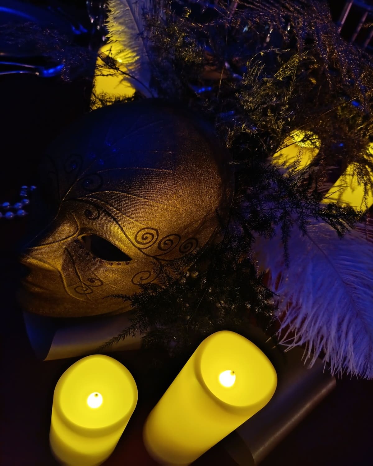 Kulatý stůl vyzdobený na event ve stylu benátského karnevalu